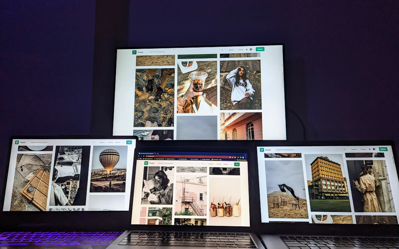 Un même site web affiché simultanément sur un écran de bureau, un ordinateur portable, une tablette et un téléphone — développement de sites responsives, Galylio