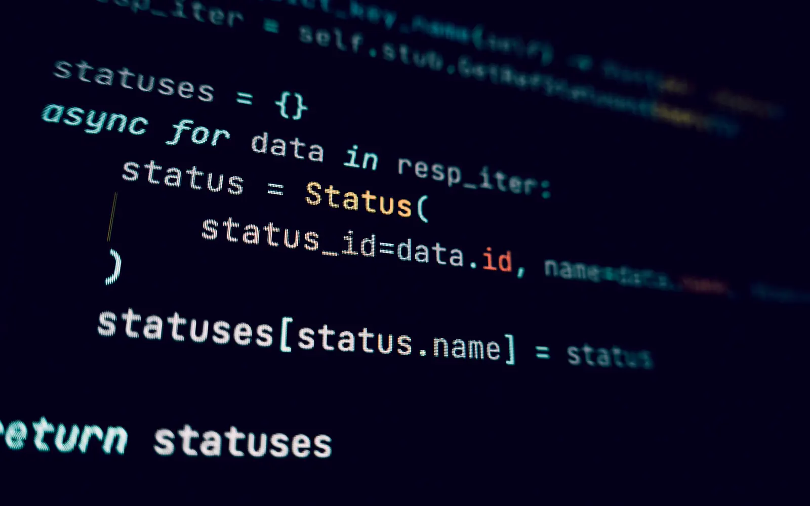 Code d'une chaîne de traitement asynchrone à l'écran — automatisation SEO par IA à grande échelle, Galylio Tunisie